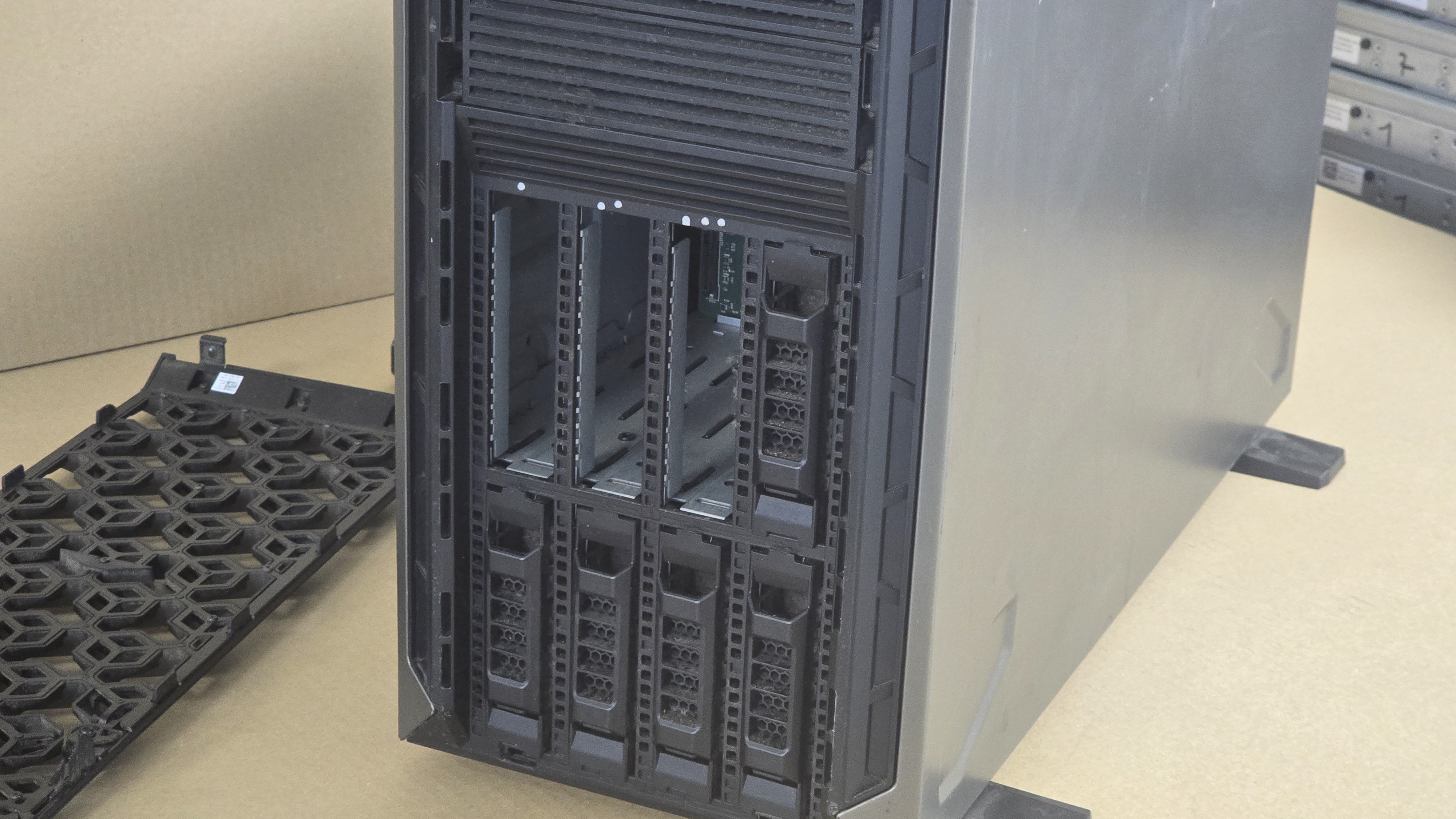 Dell PowerEdge T340 Xeon E-2244G 4Core 3.8GHz 8GB 8LFF SAS/SATA H330 RAID 2PSU 3