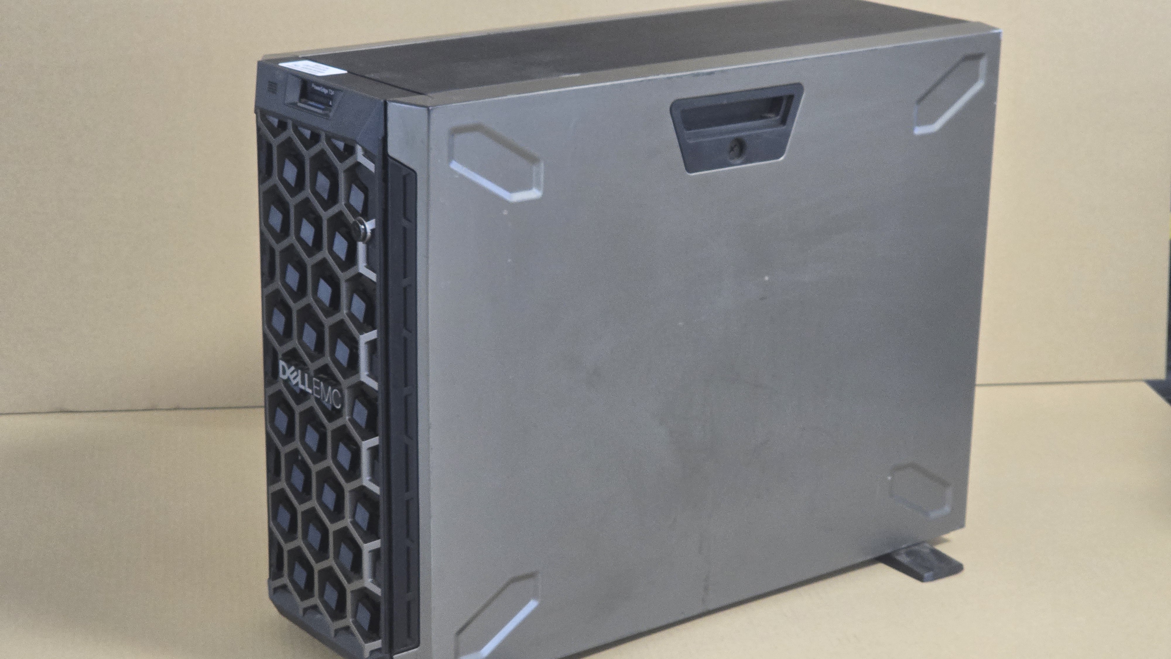 Dell PowerEdge T340 Xeon E-2244G 4Core 3.8GHz 8GB 8LFF SAS/SATA H330 RAID 2PSU 2