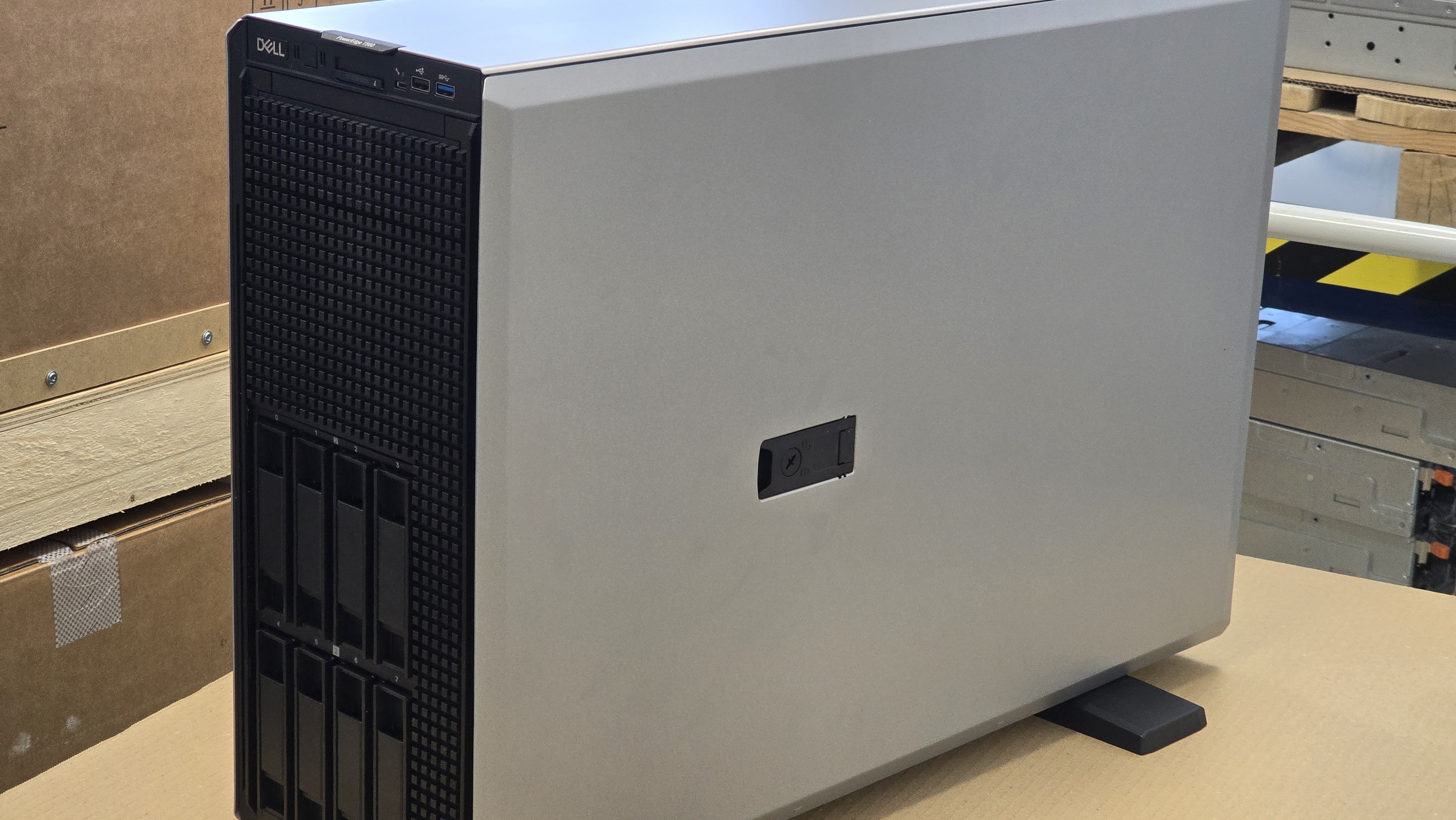 NEW DELL T560 2x Xeon 4514Y 16Core 2GHz 256GB RAM 8LFF HDD BAY H755 RAID 2PSU