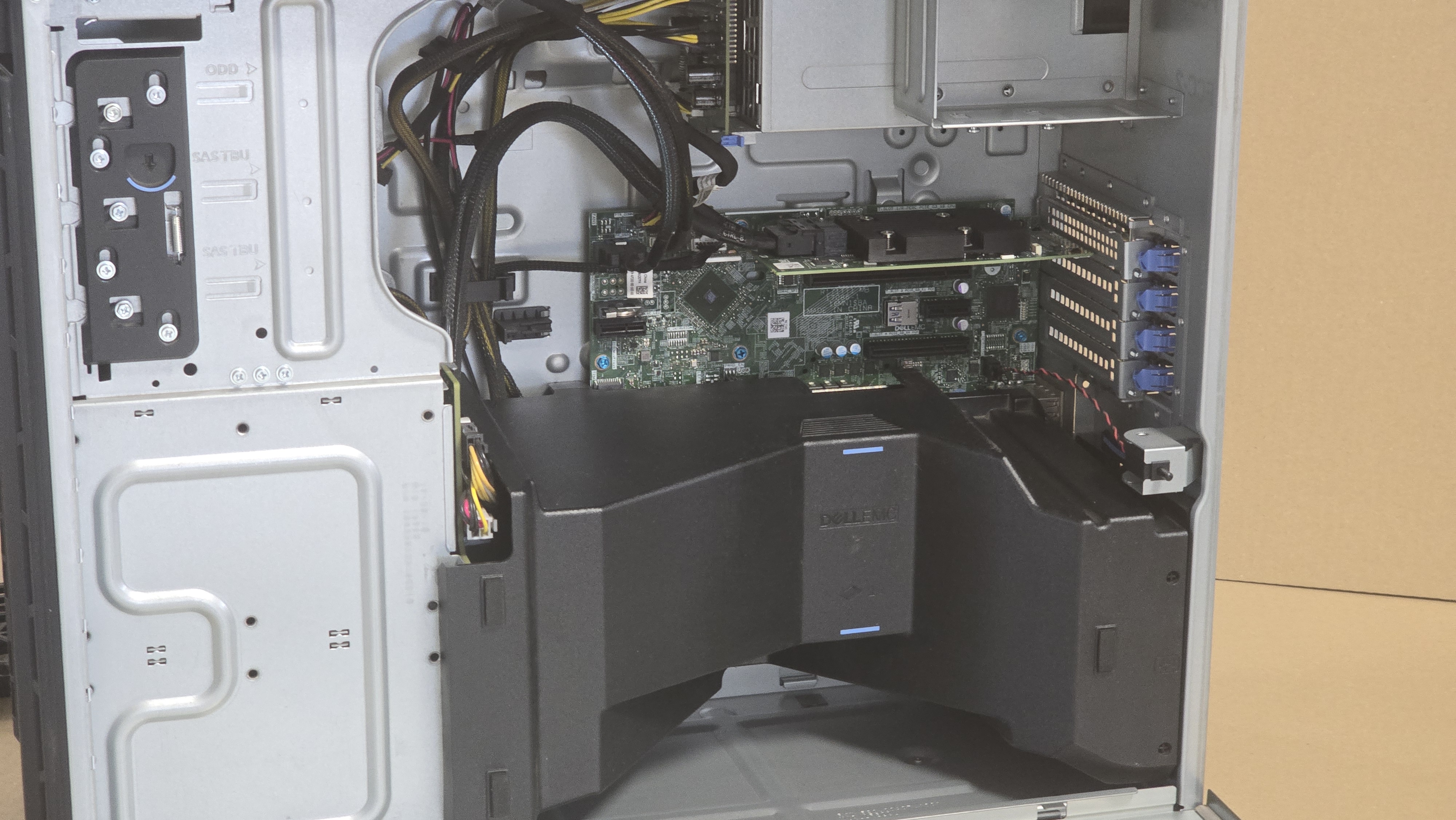 Dell PowerEdge T340 Xeon E-2244G 4Core 3.8GHz 8GB 8LFF SAS/SATA H330 RAID 2PSU 4