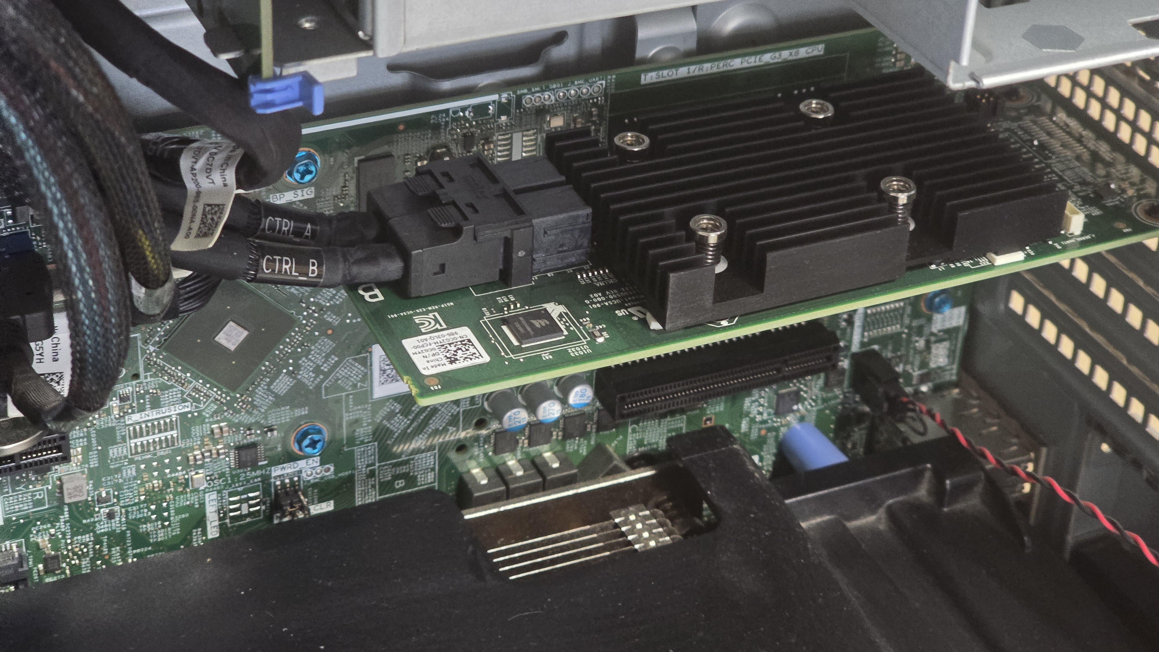 Dell PowerEdge T340 Xeon E-2244G 4Core 3.8GHz 8GB 8LFF SAS/SATA H330 RAID 2PSU 5