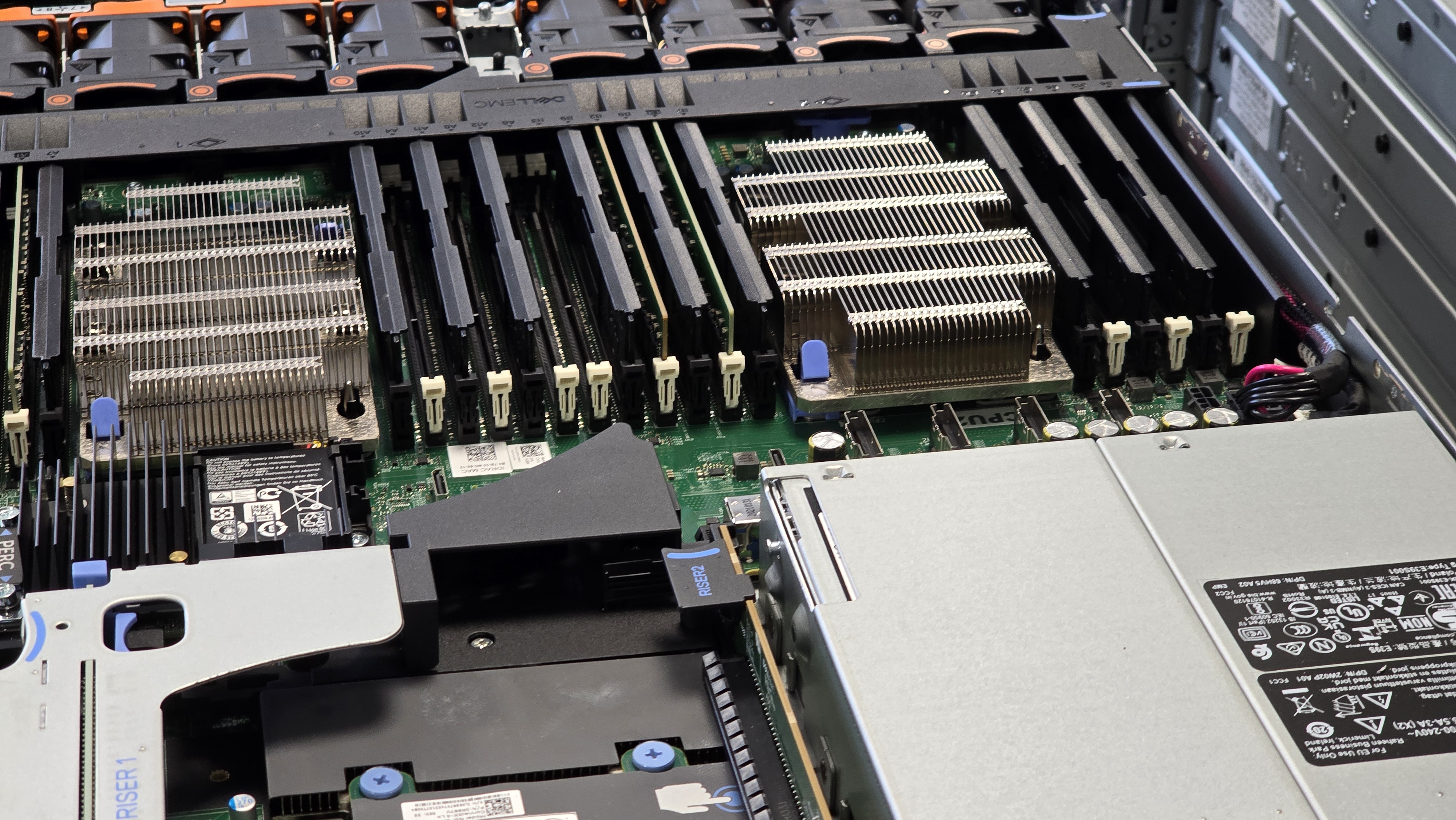 Dell PowerEdge R640 2x Gold 6226 12Core 2.7GHz 64GB 8SFF H730 RAID 2x 25GbE 2PSU 3